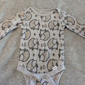 🍼$2 WHEN BUNDLED🍼Gerber Gray Hedgehog Print Bodysuit